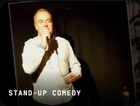 Alex Lasheras haciendo stand-up comedy con micrófono
